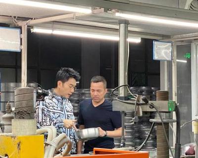 林依轮三禾锅具工厂直播,现场做菜厨艺秒杀众人
